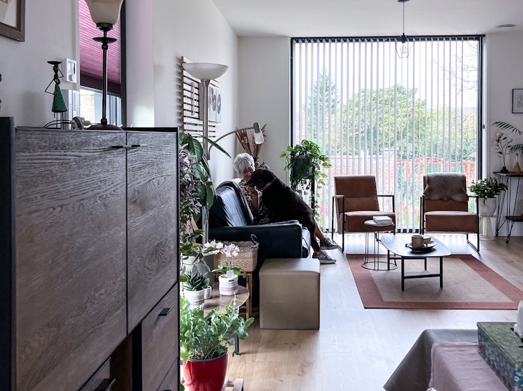 Leefruimte in een Skilpod #108 houtskeletbouw woning