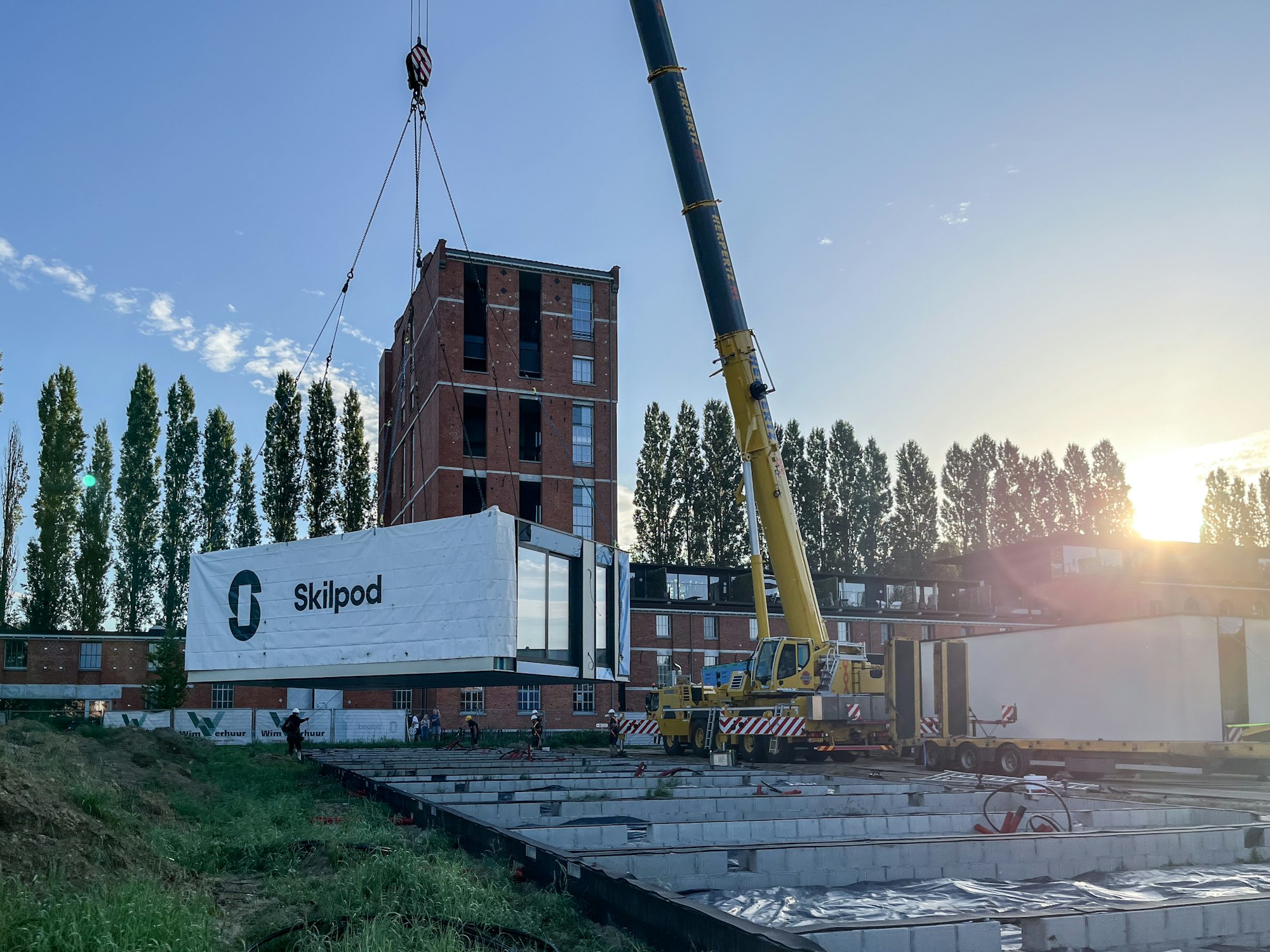 Plaatsing van een module aan de Chocoladefabriek in Tongeren