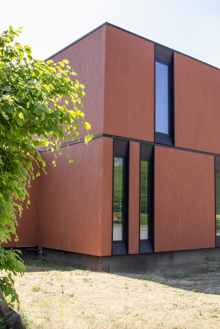 #130 in Peer modulaire woning rode steenstrip zwarte ramen