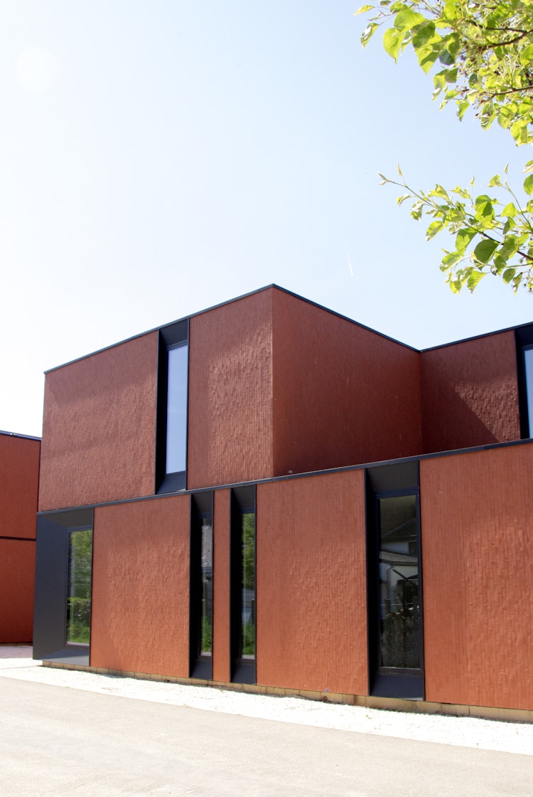 Skilpod #130 in Gingelom met rode streenstrip en zwarte ramen